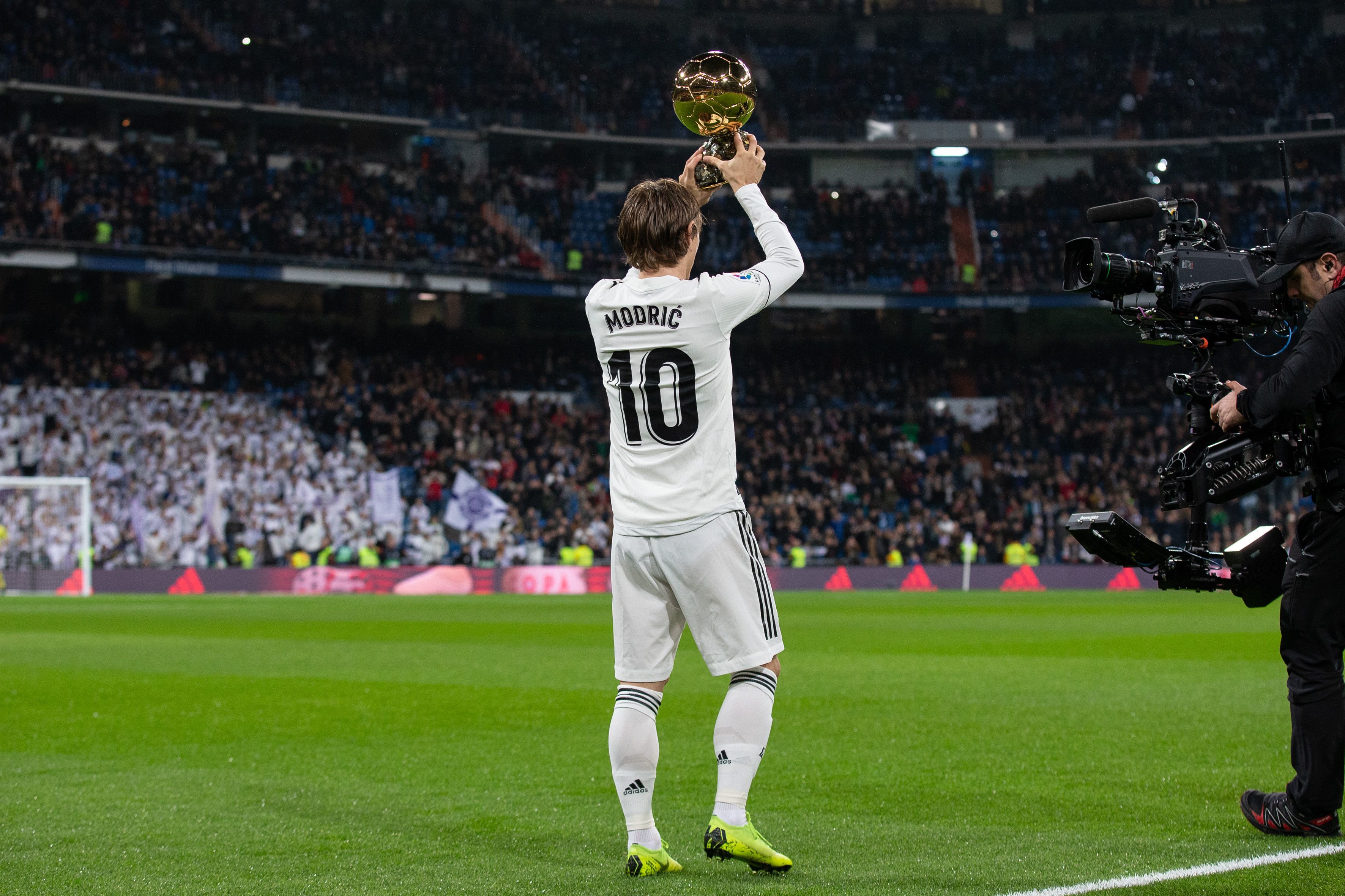 再见，巴萨U40！苏亚雷斯离队迈阿密国际，梅西独守美职联